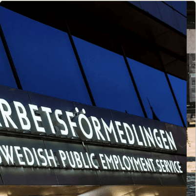 Upplyst fasadskylt på ett kontorshus